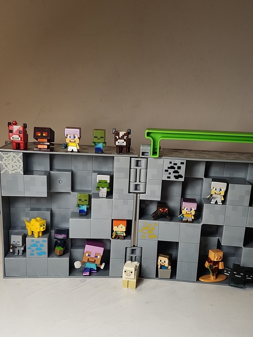 Minecraft Figures Playset with Figures Collector Case Gray 20pcs
